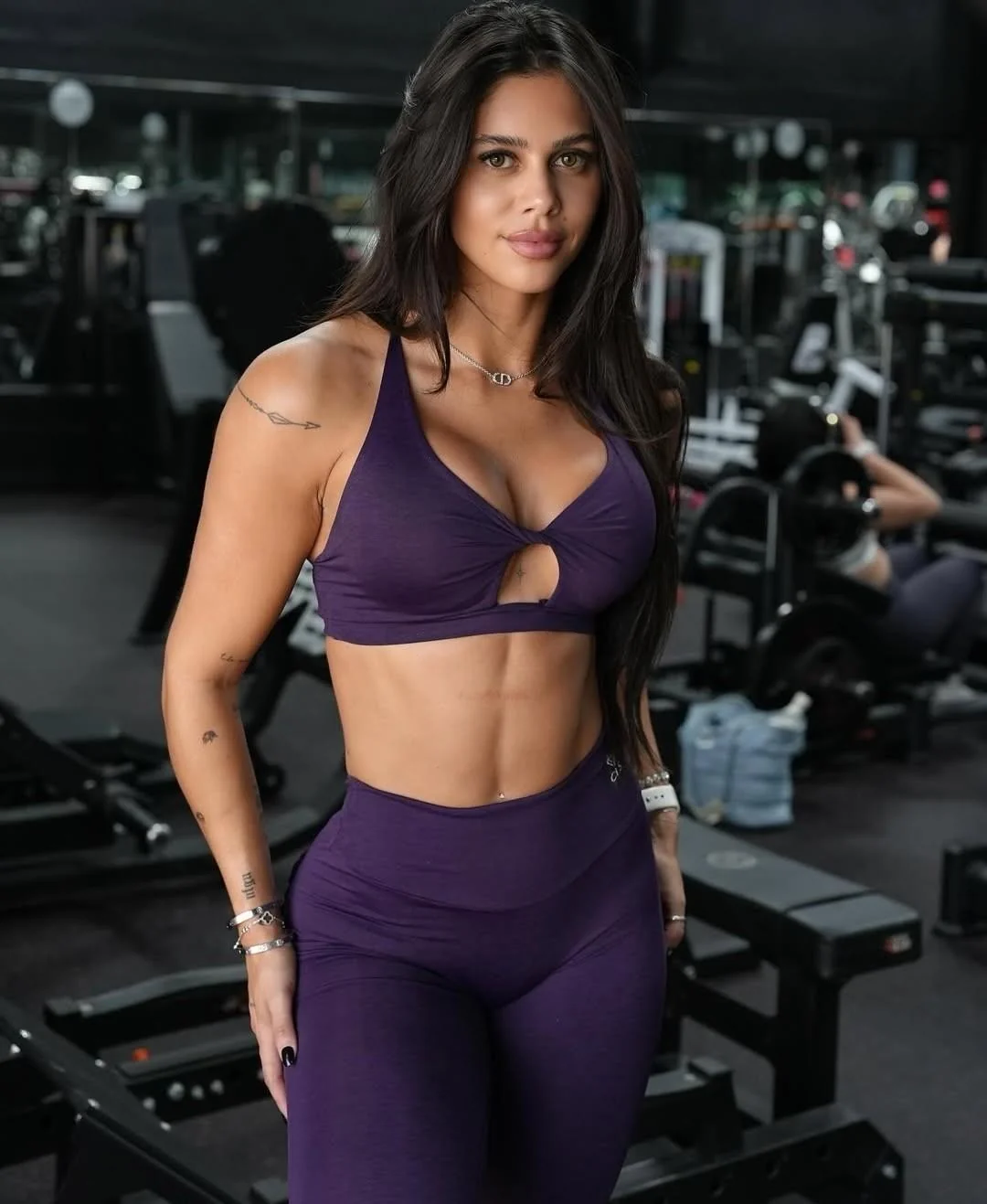 Hyllary Oliveira picture 2 of 3