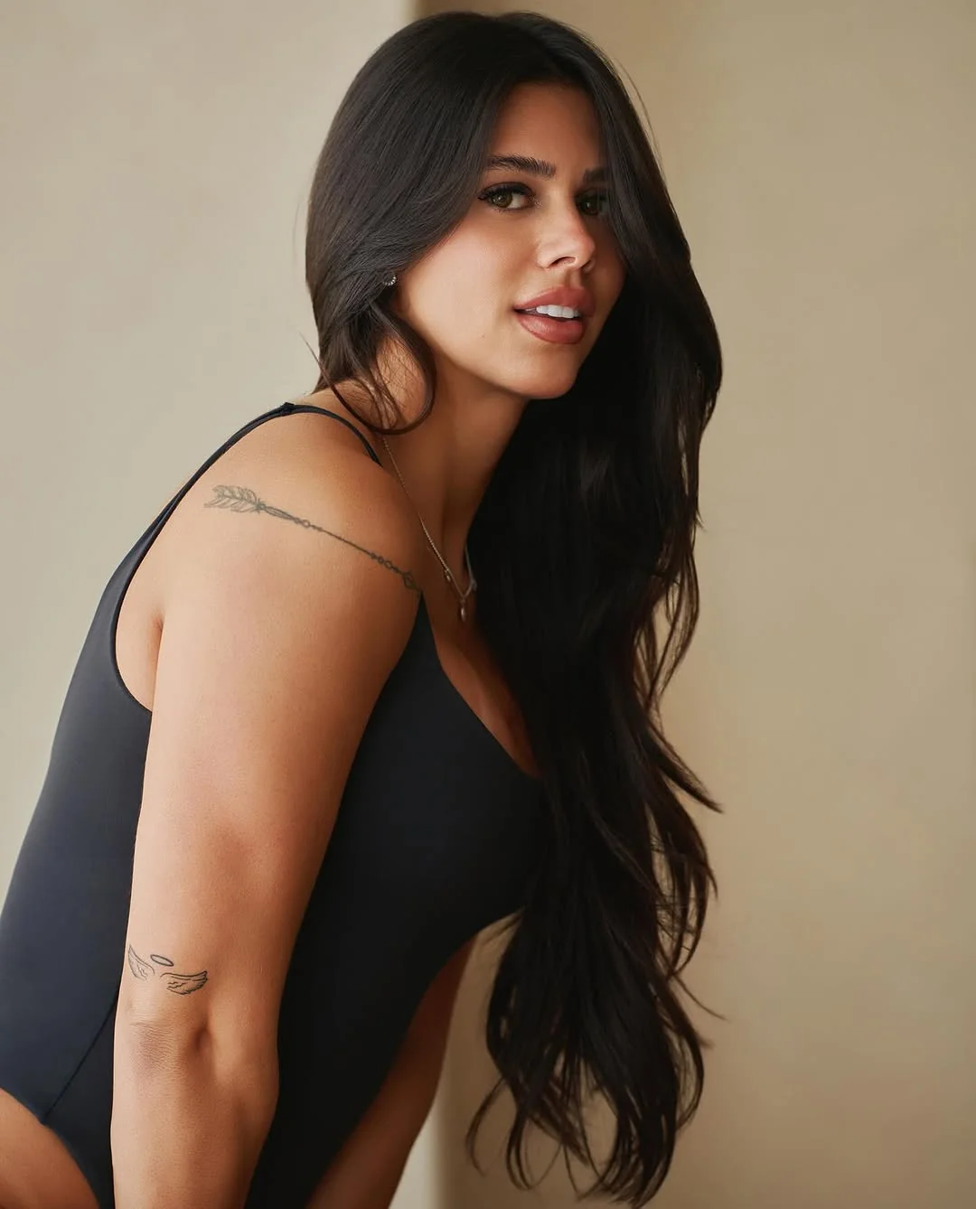 Hyllary Oliveira picture 3 of 4